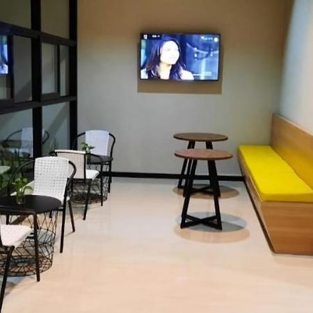 Phoenix Guest House Surabaya Exterior foto
